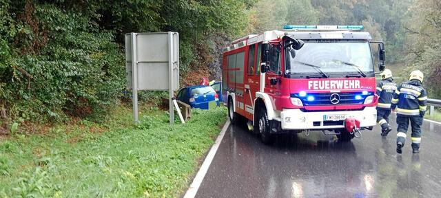Ein Fahrzeug kam auf nasser Fahrbahn in den Kremser Reihen ab und wurde von einer Betonleitplanke gestoppt. | Foto: FF Krems