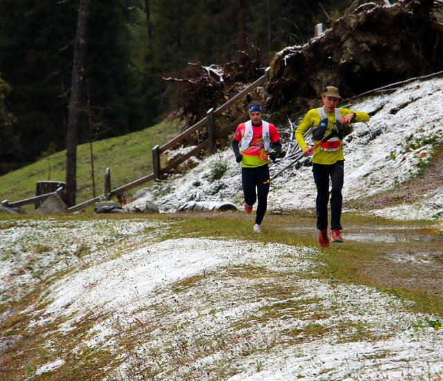 Knapp beisammen: Christian Stern hier gefolgt von Alexander Hutter | Foto: TVB Stubai