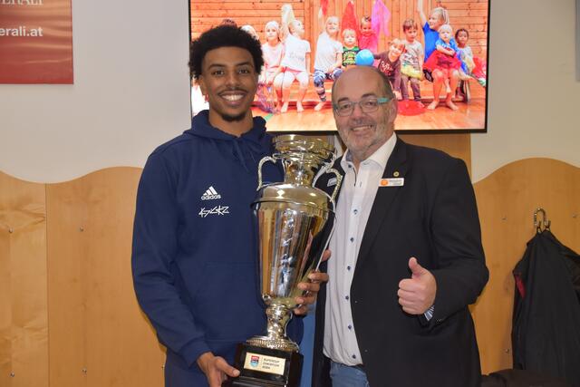 Robert Allen freute sich mit Gunners-Geschäftsführer Thomas Linzer über den ersten Pokal der Saison. | Foto: Michael Strini