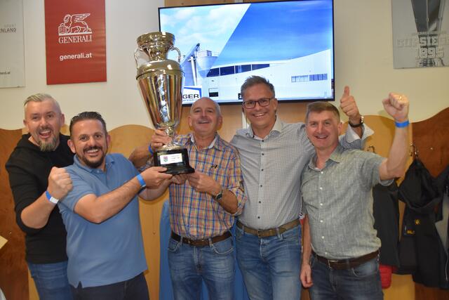 Auch die Fans im VIP-Raum feierten den Pokal. | Foto: Michael Strini