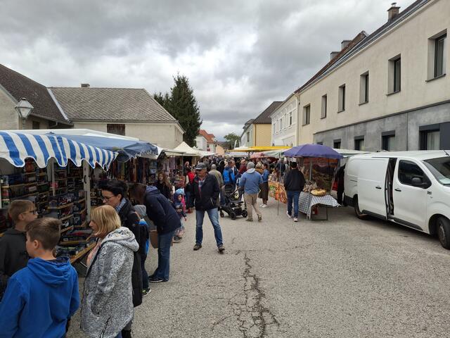 Gemütliche Atmosphäre bei Kirtag im Spätsommer.