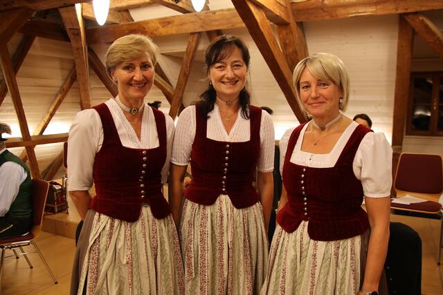 Die Stoaberg Sängerinnen Eva, Christa und Ursula im Mozarthaus.
