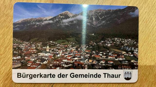 Die neue Bürgerkarte von Thaur ersetzt den traditionellen Thaurer Gulden und bietet den Bürgern künftig vielseitige Einsatzmöglichkeiten im Alltag. | Foto: privat/Kendlbacher