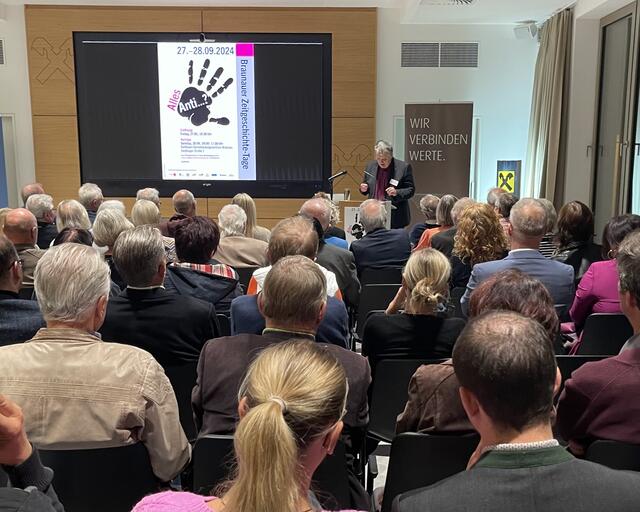 Kurt Bauer vom Ludwig Boltzmann Institut für Kriegsfolgenforschung, Graz – Wien,
im vollbesetzten Saal

 | Foto: Josef Goldhofer