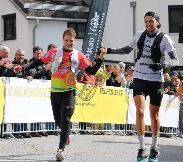 Hand in Hand ins Ziel kamen Alexander Hutter und Philipp Ausserhofer | Foto: TVB Stubai