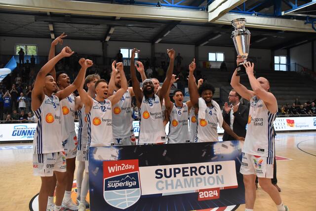 Die Unger Steel Gunners feiern ersten Supercup-Sieg in der Vereinsgeschichte. | Foto: Michael Strini