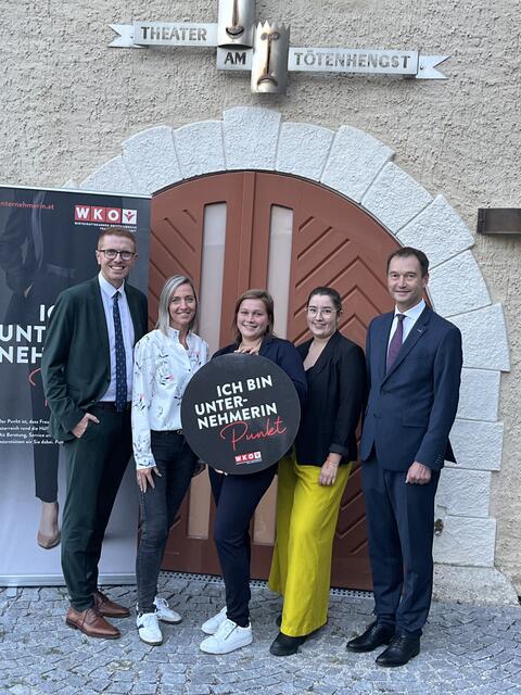 Lukas Bohn (Oberbank Kremsmünster), FidW-Bezirksvorsitzende-Stellvertreterin Tina Dobetsberger (Riegelfabrik, Kremsmünster), Bezirksvorsitzende Stefanie Postl (Gasthaus Hüthmayr, Kremsmünster), Bezirksvorsitzende-Stellvertreterin Ines Sperrer (Maßschneiderei „inesmaria“, Kremsmünster) und Werner Helmberger von der Oberbank Kirchdorf(v.li.) | Foto: FidW