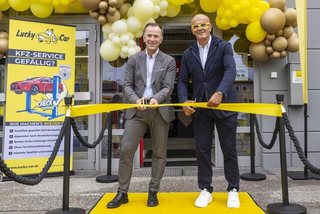 Bürgermeister Bernhard Auinger und Lucky Car-Gründer Ostoja Matic bei der Eröffnung des neuen Standortes in der Stadt Salzburg. | Foto: wildbild/Herbert Rohrer
