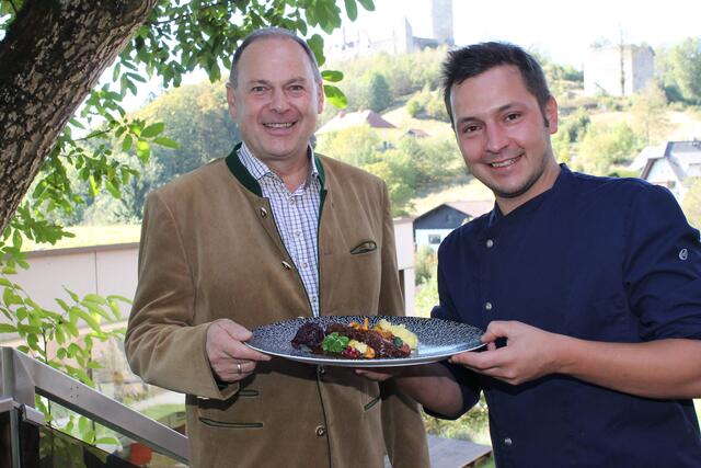 Daniel Atzmüller (r.) bereitete einen Rehrücken für Bürgermeister Josef Rathgeb (l.) zu. | Foto: Gernot Fohler