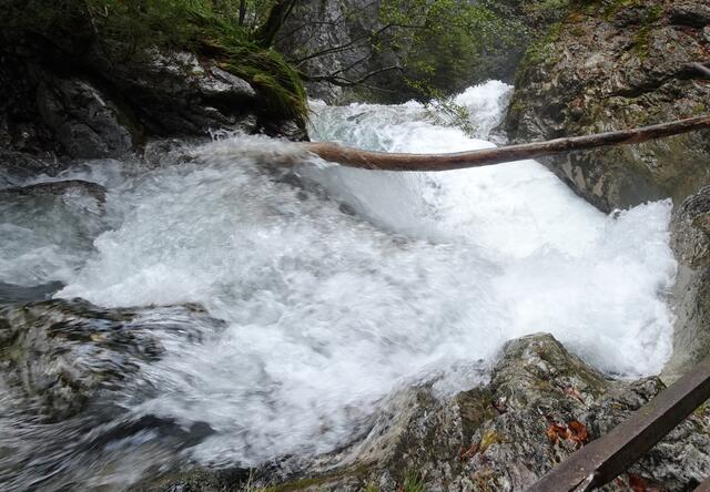 Hier zeigt sich hautnah die wuchtige Kraft des Wassers.