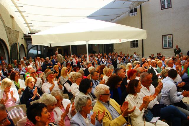 Zahlreiche Besucher im Burghof von Golling | Foto: Martin Schöndorfer, 2024
