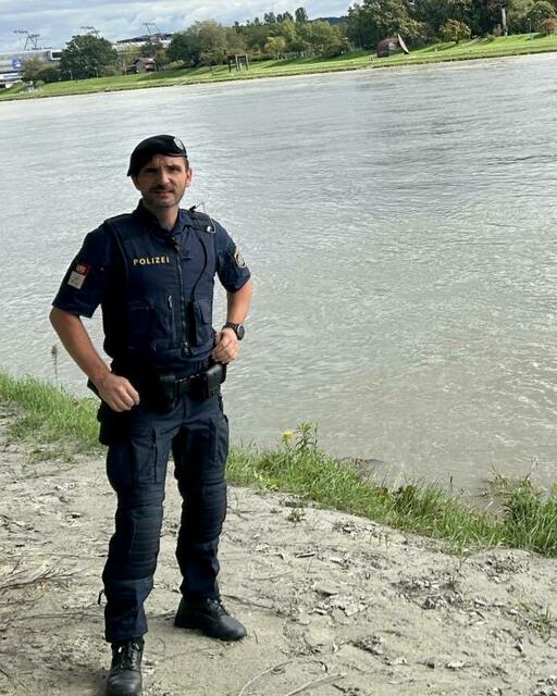 Der 43-jährige Mann wurde von Polizisten aus der Donau gefischt.  | Foto: Polizei OÖ