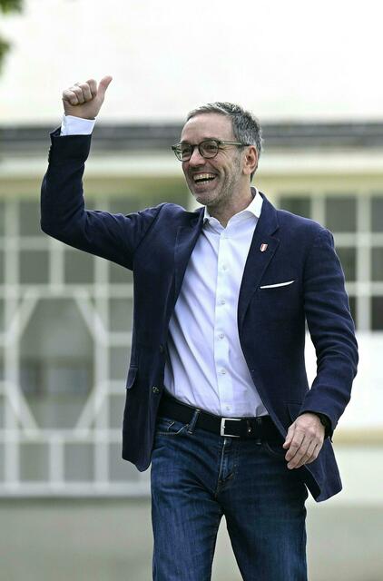 Herbert Kickl (FPÖ-Spitzenkandidat) mimt die Siegerpose bei seiner Stimmabgabe in Purkersdorf. | Foto: APA Picture Desk/Fohringer