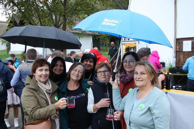 Auffallend gut beschirmt trotzten die Besucherinnen aus Mogersdorf und Moschendorf dem Nieselregen. | Foto: Martin Wurglits
