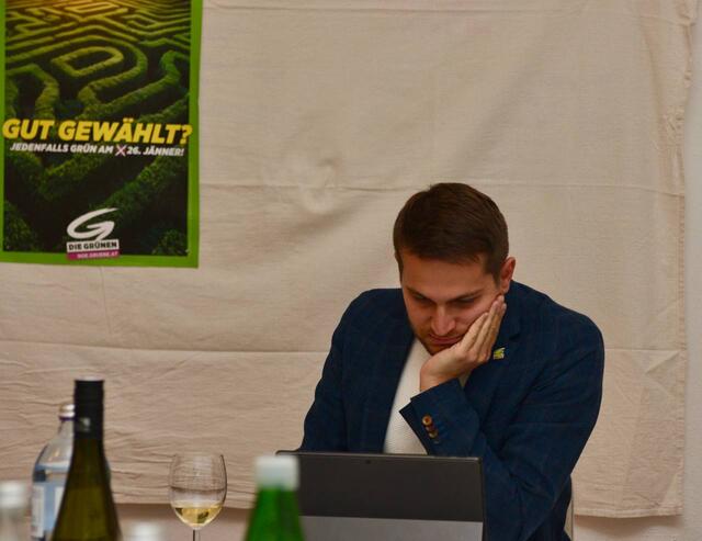 Studiert die Wahlergebnis-Listen: Michael Diller-Hnelozub. | Foto: Sascha Trimmel