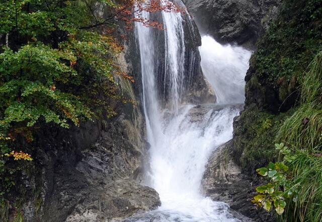 Riesige Wassermassen stürzen 120m in die Tiefe.