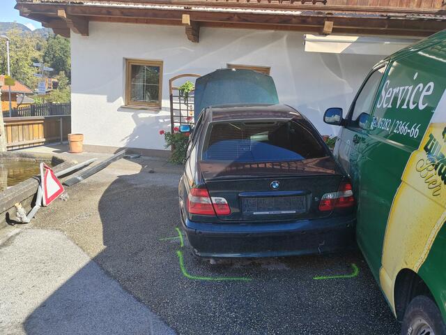 In der Nacht zum Sonntag kam es in Hart im Zillertal zu einem schweren Verkehrsunfall mit Fahrerflucht. Ein unbekanntes Fahrzeug verursachte erhebliche Schäden an einem Gebäude, einem Lkw und der Straßeninfrastruktur. Die Polizei sucht Zeugen. | Foto: Zoom.Tirol