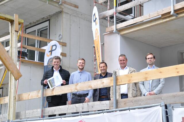 GF Walter Soier, Bgm Johannes Reinstadler, GF Johann Pichler von Pichler Bau, VBgm Markus Schöpf und Baumeister Alexander Fritz. | Foto: Dorn