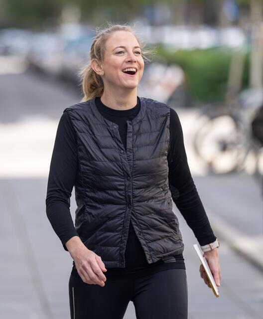 Bestens gelaunt bei ihrer Stimmabgabe war Beate Meinl-Reisinger (Neos). Meinl-Reisinger sprach einen Wahlaufruf aus und positionierte sich einmal mehr als "Reformalternative". | Foto: APA Picture Desk