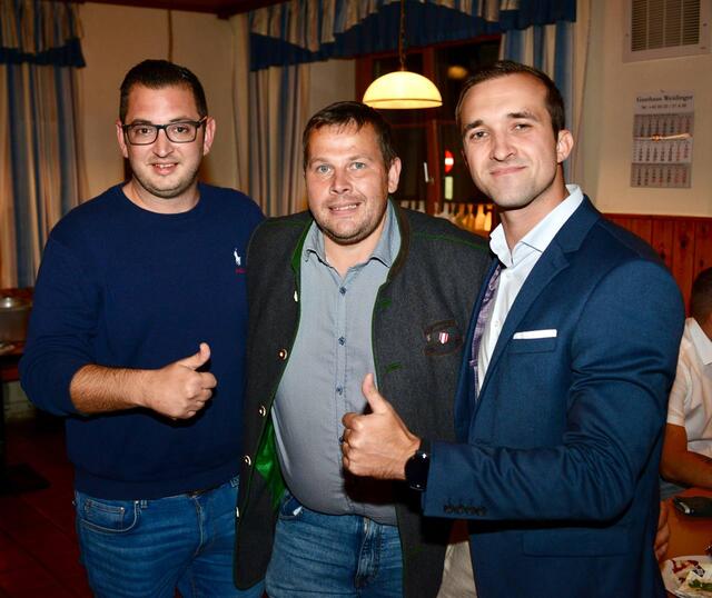 Freiheitliche im Partymodus: Philipp Gerstenmayer, Peter Schmiedlechner und Kevin Pfann. | Foto: Sascha Trimmel
