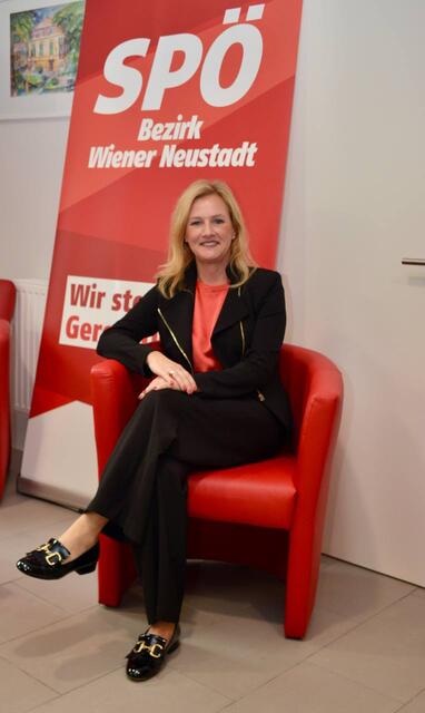 Nach geschlagenem Wahlkampf und erster Hochrechnung im SP-Klublokal: Petra Tanzler. | Foto: Sascha Trimmel
