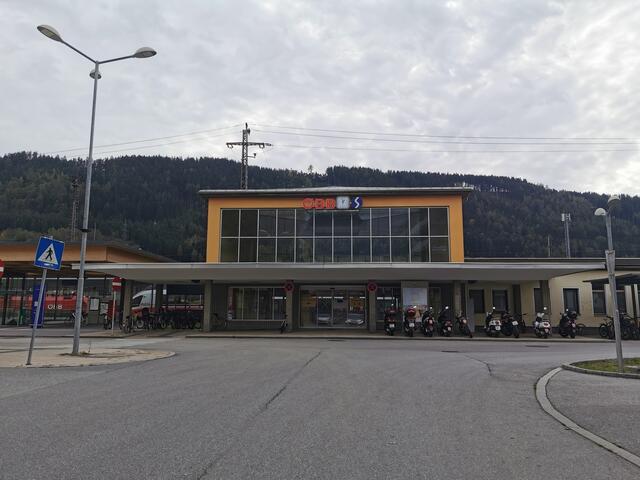 Zahlreiche Ideen gab es zur Wiederverwendung der alten Bahnhofshalle, jedoch waren wohl keine finanziell tragfähigen Konzepte dabei.  | Foto: Kendlbacher