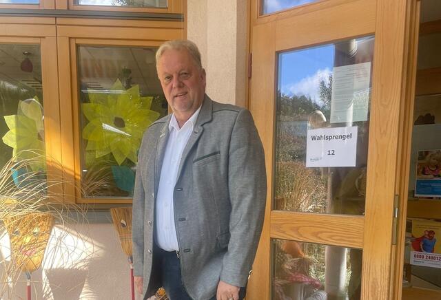 Bürgermeister Martin Treffner bei der Stimmabgabe im Wahllokal 12 im Kindergarten Glanhofen. | Foto: Privat