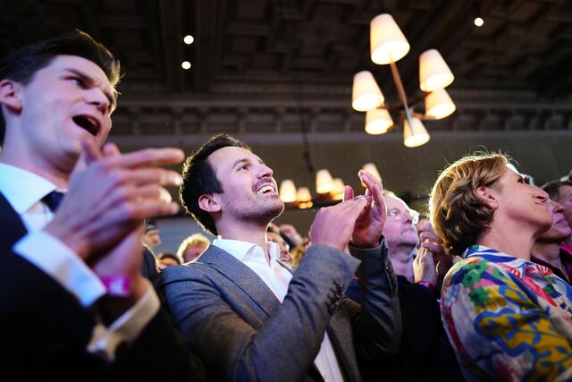 Wiens Vizebürgermeister Christoph Wiederkehr freut sich über das Wahlergebnis seiner Neos bei der Wahlparty in Wien. Rechts zu sehen: Fraktionsführerin Stefanie Krisper. | Foto: EVA MANHART / APA / picturedesk.com