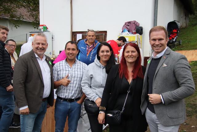 Seitens der SPÖ schauten Wahlkandidat Jürgen Schabhüttl (links) und Bezirksvorsitzender Fabio Halb (rechts) beim Uhudlersturmfest vorbei. | Foto: Martin Wurglits