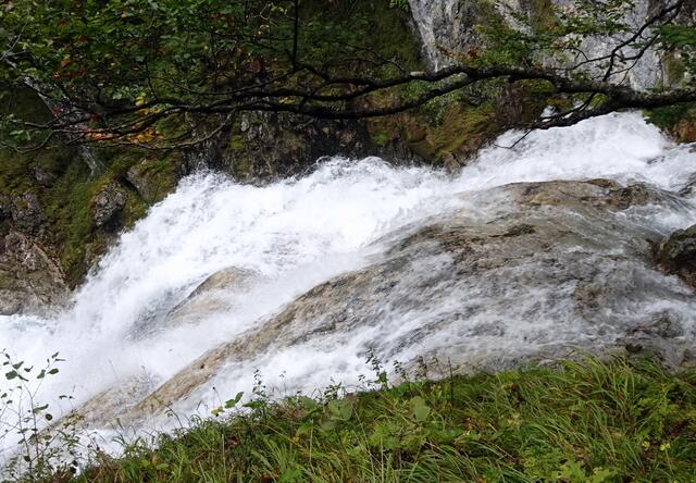 Viel Wasser mit lautem Rauschen