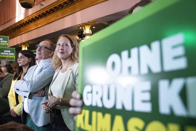 Nationalratsabgeordnete und Listenplatz 2 in Wien, Meri Disoski, mit Sozialminister Johannes Rauch und Wien-Chefin Judith Pühringer (alle Grüne). | Foto: TOBIAS STEINMAURER / APA / picturedesk.com