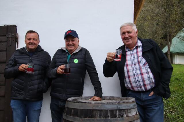 Auch in der Steiermark gibt es treue Uhudler-Fans, die zum Fest stießen. | Foto: Martin Wurglits