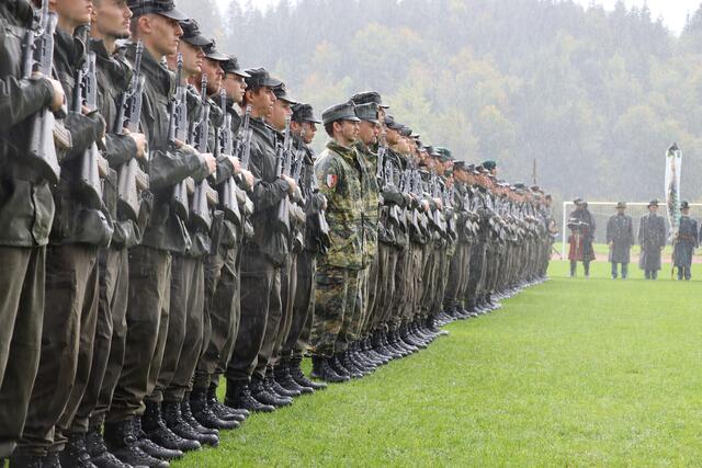 Die Angelobungsfeier war eine nasse Angelegenheit: Phasenweise regnete es in Strömen. | Foto: Reichel