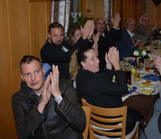 Applaus im Gasthaus Weidinger für die Blauen. | Foto: Sascha Trimmel