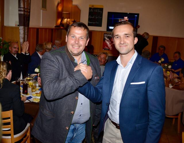 Danke Kevin: Peter Schmiedlechner bedankt sich bei Kevin Pfann. | Foto: Sascha Trimmel