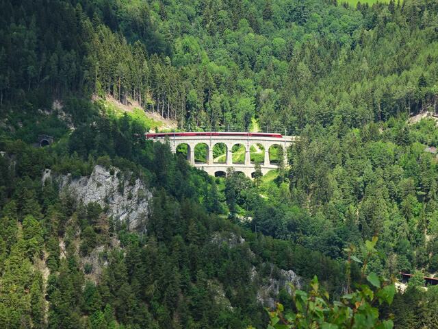 ... die harmonische Integration der Semmeringbahn in die einzigartige Berg- und Naturlandschaft.  | Foto: © Silvia Plischek