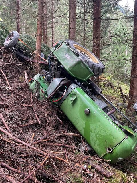Ein 85-Jähriger ist in Längenfeld am Samstag mit seinem Traktor von der Straße abgekommen und in ein Waldstück gestürzt. Trotz Reanimationsversuchen verstarb er noch an der Unfallstelle. | Foto: Freiwillige Feuerwehr Längenfeld