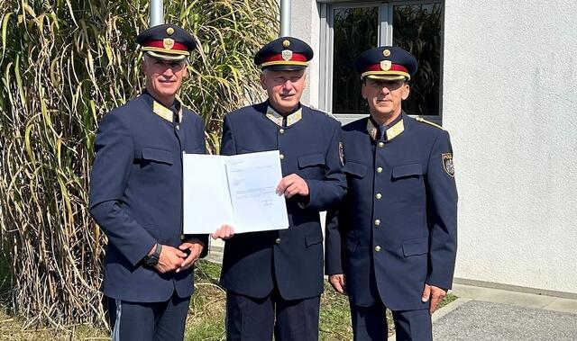 Franz Grohotolszky (Mitte) erhielt sein Ernennungsdekret aus den Händen von Landespolizeidirektor Martin Huber (links) und seinem Stellvertreter Christian Wukitsch. | Foto: Landespolizeidirektion