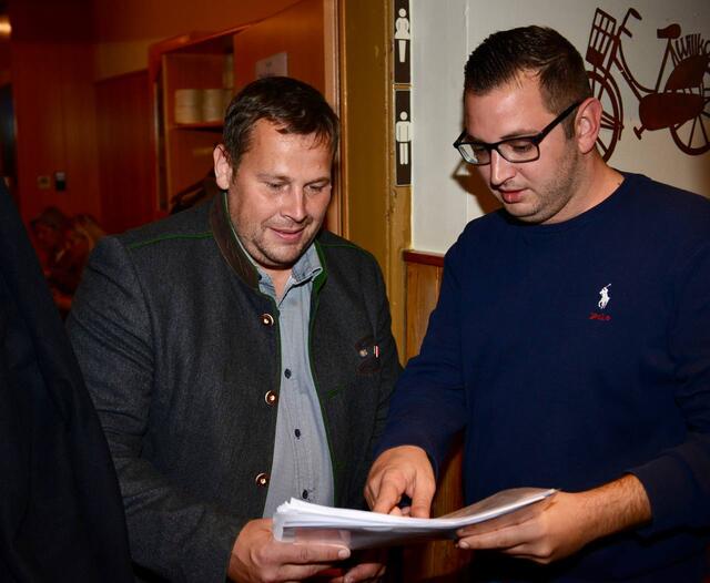 Da hauts dich um: Schmiedlechner und Gerstenmayer beim Stimmenzählen. | Foto: Sascha Trimmel