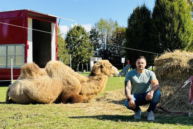 Hufschmied Jerome Reiter überbrachte dem Cirkus Aros eine Hängerladung Heu, die Pferdefreunde aus der Umgebung spendeten. | Foto: Dagmar Tutschek