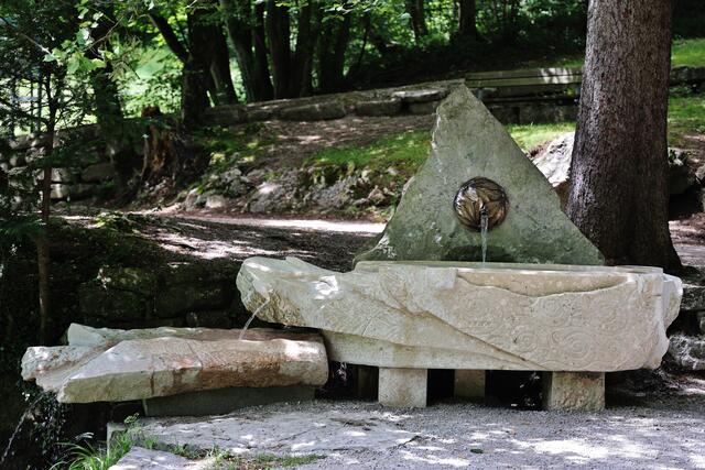Der vom Gollinger Bildhauer und Maler Hermann Eibl gestaltete Brunnen erinnert an Gustav Klimt. | Foto: Maria Tiefenbacher-Schöndorfer, 2024