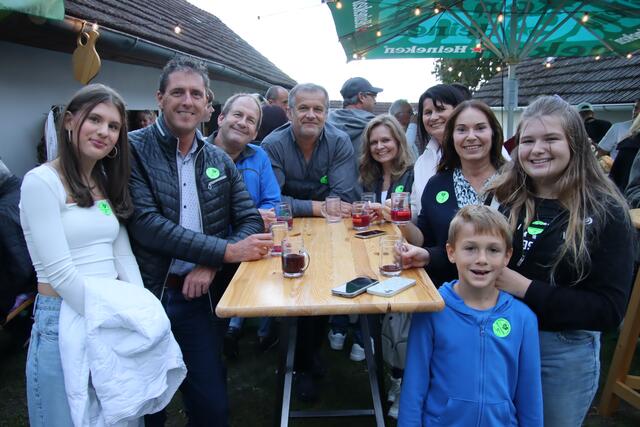 Eine Delegation aus Rohr und Bocksdorf nahm die Reise ins Uhudlerdorf Heiligenbrunn gerne auf sich. | Foto: Martin Wurglits