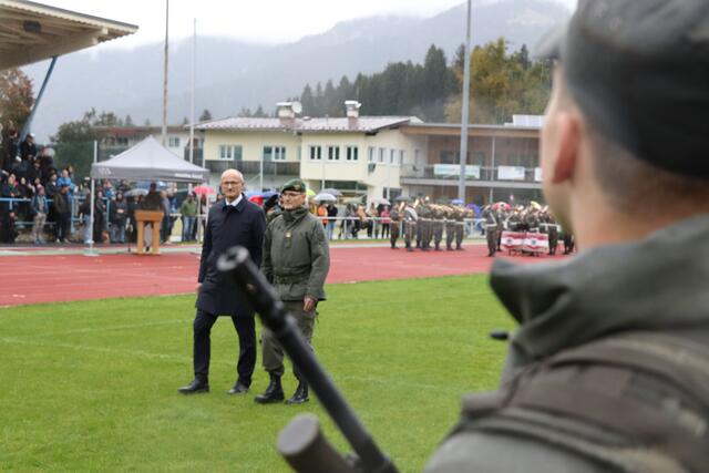 LH Anton Mattle und Militärkommandant Ingo Gstrein beim Abschreiten der Front. | Foto: Reichel