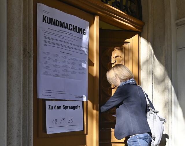 Die Wienerinnen und Wiener werden zur Wahlurne gebeten. | Foto: HERBERT NEUBAUER / APA / picturedesk.com
