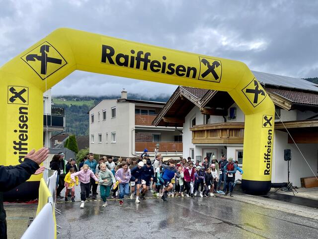 Ein buntes Starterfeld lief beim Benefizlauf für den guten Zweck.  | Foto: Mair