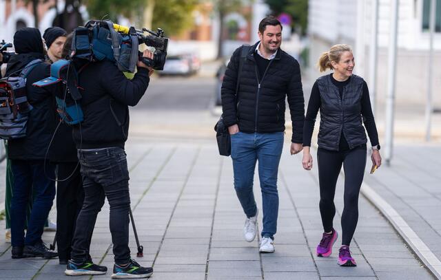 Neos-Spitzenkandidatin Beate Meinl-Reisinger kam im Jogging-Outfit mit pinken Laufschuhen zur Wahlurne im 9. Bezirk in Wien. | Foto: APA Picture Desk