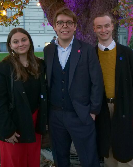 Bernhard Lutzer mit Theodor Harnisch (l.) und Elena Hofer. | Foto: NEOS