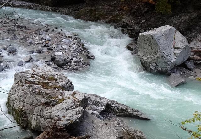 Riesige Steinblöcke im Flussbett
