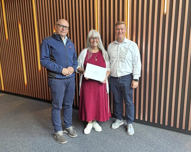 Bei der Übergabe der Laptops, v.l.: Martin Wachutka (techn. GF BBOÖ), Michaela Weigl (GF MPS Austria) und Thomas Matthey (kfm. GF BBOÖ) . | Foto: BBOÖ