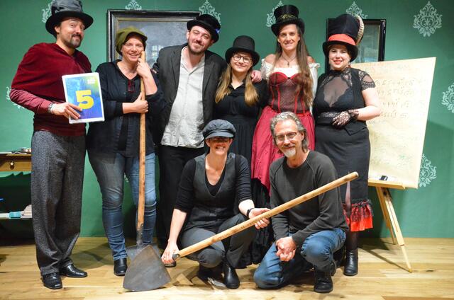 Poetry-Glam-Slam-Prime-Time in Telfs: Moderator Martin Fritz, Büchereileiterin Nadja Fenneberg, Christopher Hütmannsberger, Anna Schober, Thalia K., Die Bacher, kniend: die besten Drehorglerin von Telfs, Maria Waldhart und Marc "Scrooge" Hess. 